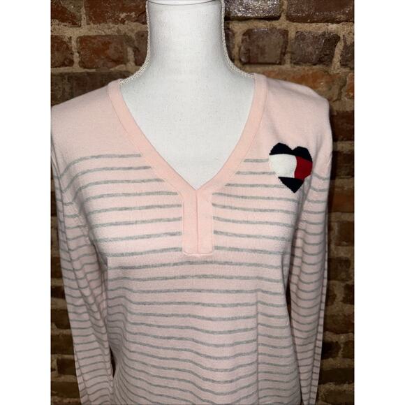 NWT Tommy Hilfiger Women’s Pullover Sweater-Size L Pink Gray Heart Logo Preppy - Picture 3 of 11